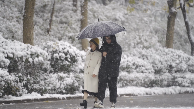 下雪天甜蜜的情侣走来