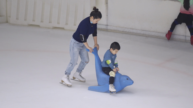 亲子滑冰练习-母子滑冰娱乐 