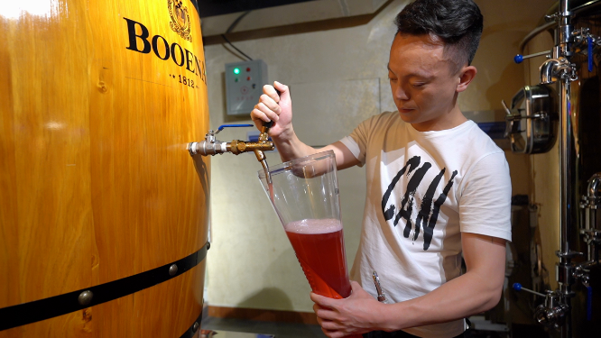 倒啤酒 接啤酒 果酒 