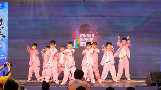 儿童街舞精彩表演-台下观众喝彩