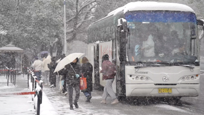 冬天下雪旅游下 车