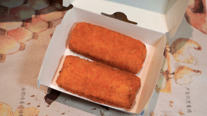 吃麦当劳食品 