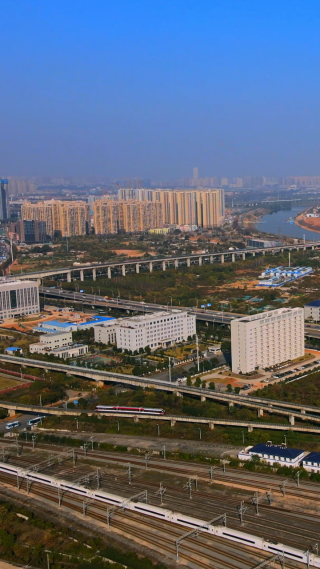 和谐号高铁列车出站进站行驶-竖版