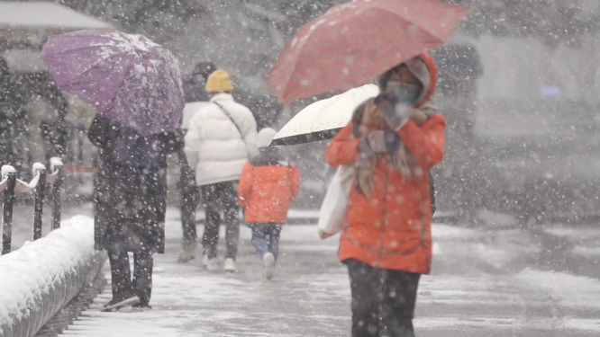 大雪天路上的行人