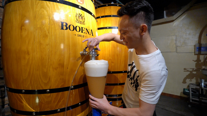 打啤酒杯接啤酒 