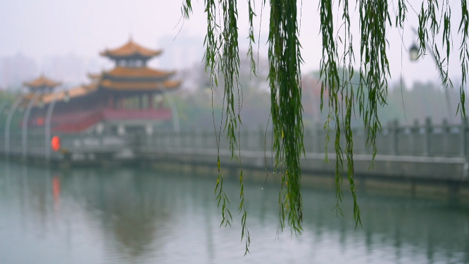 烟雨朦胧的湖上纪念亭