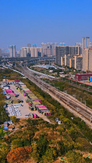 现代长沙城市高铁铁路轨道-竖版