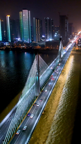 绚丽多彩的湘江银盆岭大桥夜景-竖版