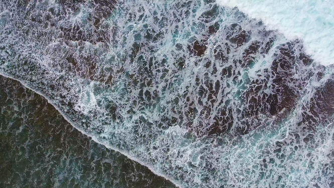 翻滚海浪巨浪拍击大海的鸟瞰图 