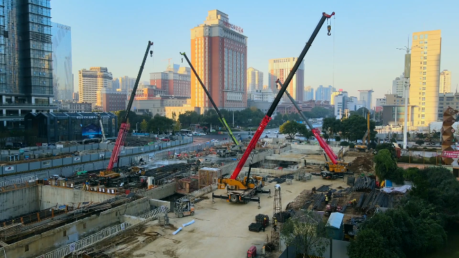 航拍地铁口工地施工建设 
