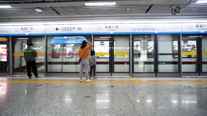 实拍长沙地铁农业银行地铁广告