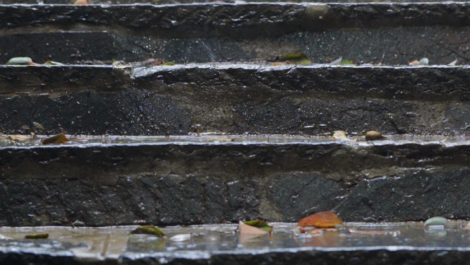 雨水滴落在石梯上