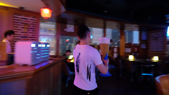 音乐酒馆喝酒聚会实拍素材 