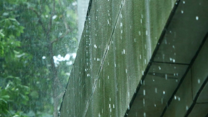 暴雨下的屋檐，雨滴滴落视频素材