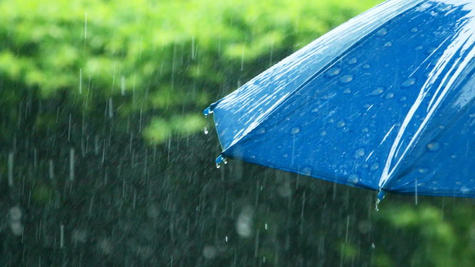 暴雨天气雨水从雨伞上滑落视频素材