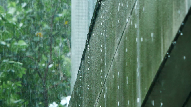 暴雨下的屋檐，雨滴滴落视频素材