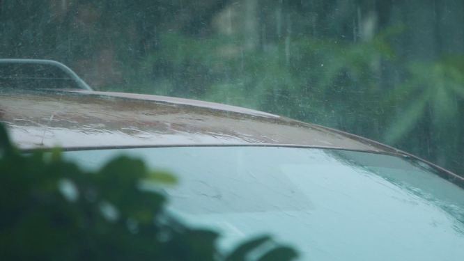 暴雨天气，雨水落在车顶溅起水花
