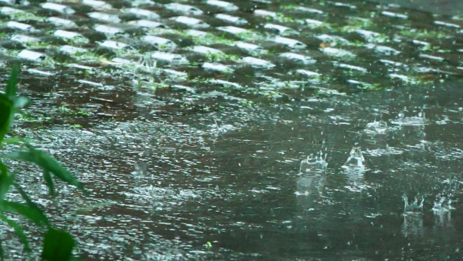 暴雨落在地上溅起水花慢镜头视频素材