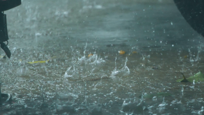 暴雨天气雨滴滴落地面溅起水花