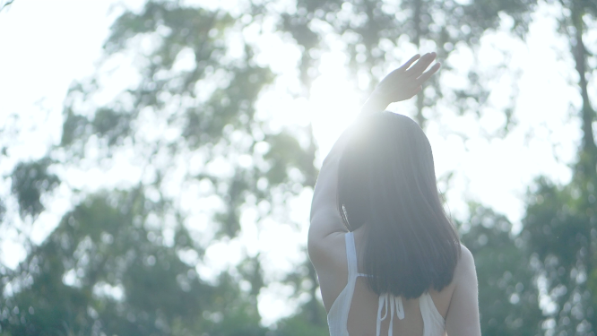 女孩向天空阳光挥手欢呼视频素材