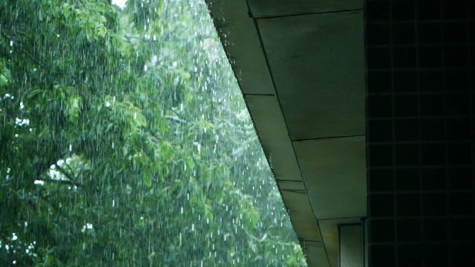 下雨的屋檐，雨滴滴落慢镜头视频素材