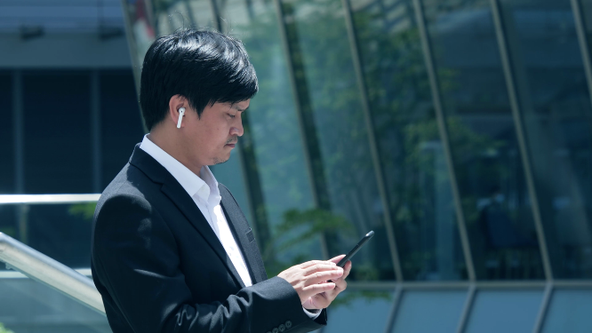 穿西装的商务人士在使用手机打电话4k素材
