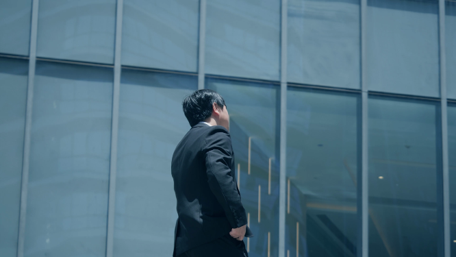 穿西装的商务人士在使用手机打电话4k素材