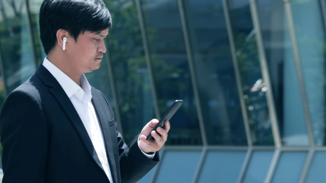 穿西装的商务人士在使用手机打电话4k素材