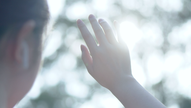 女孩伸手遮挡阳光，抚摸阳光4k视频素材