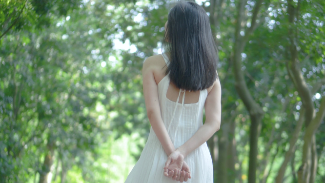 女孩在春天树林行走背影4k视频素材