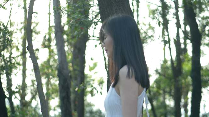 女孩在林中漫步4k清新唯美视频素材