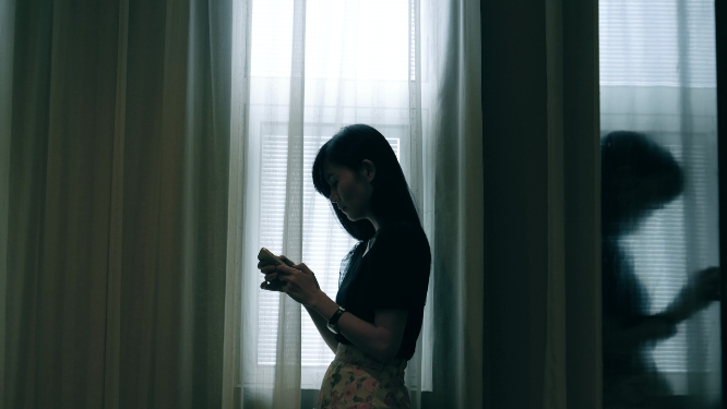 女孩在窗边打电话接电话4k视频素材