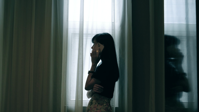 女孩在窗边打电话接电话4k视频素材