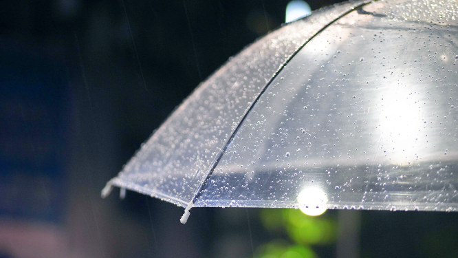 雨滴从透明雨伞上滑落视频素材