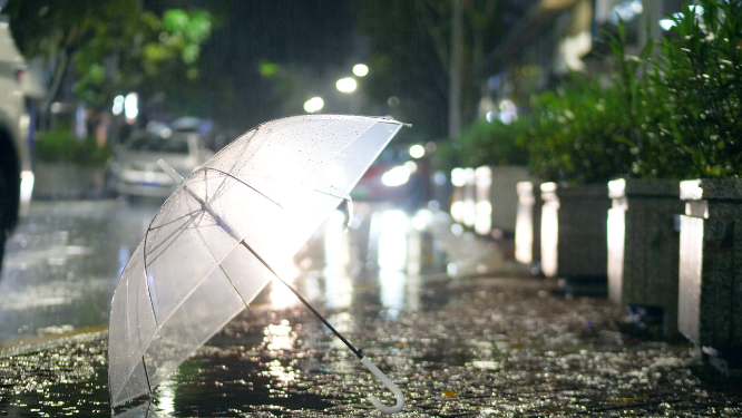 雨中的雨伞放在路边