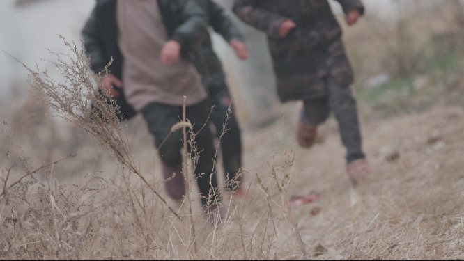 冬季里小孩在乡间小路奔跑