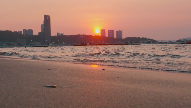 沙滩夕阳海浪脚步