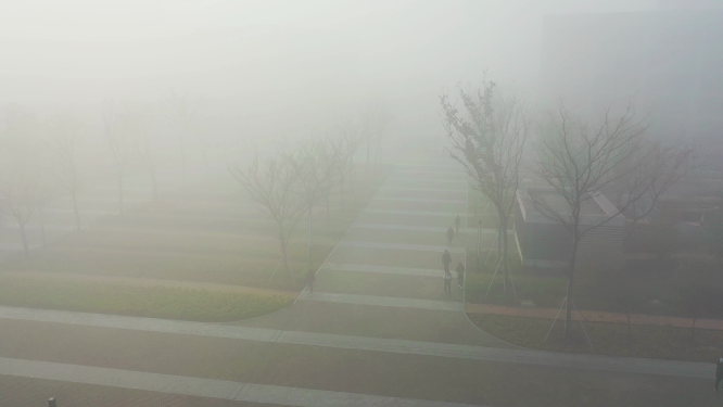 雾霾天气室外步行
