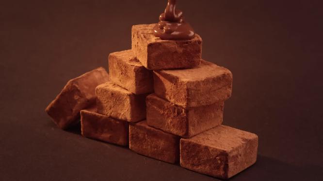 融化的巧克力浇在巧克力块上