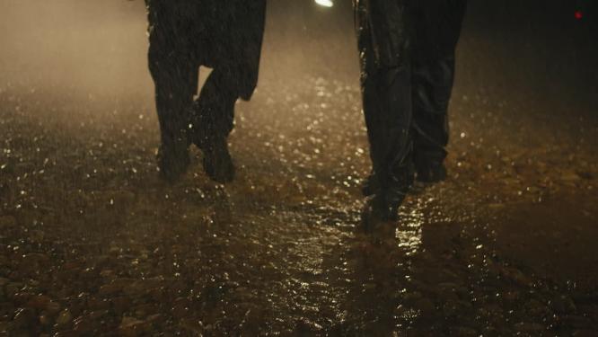 暴雨中困难中行走