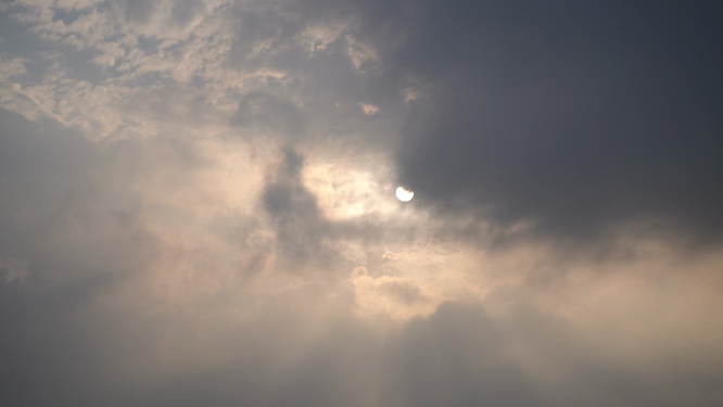 夕阳从云层中透出