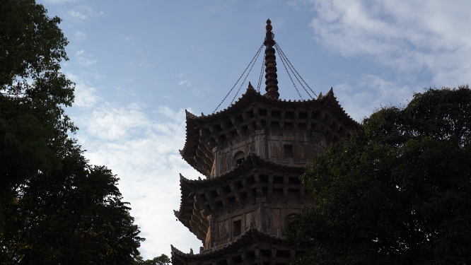蓝天白云与建筑剪影