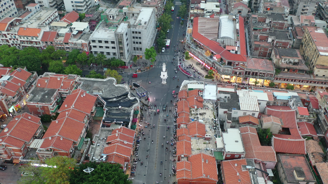 傍晚航拍城市小街道