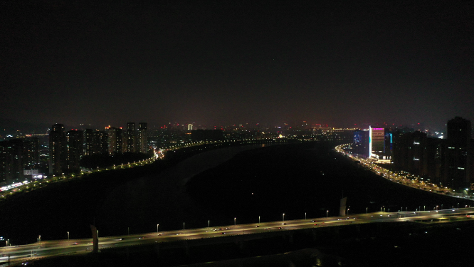 航拍城市上空的夜景