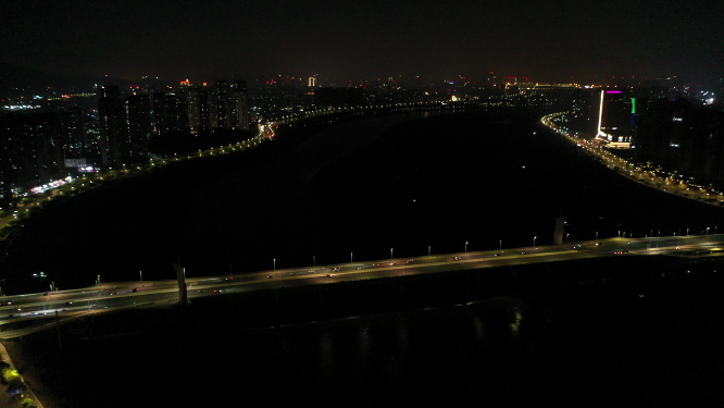 航拍城市上空的夜景