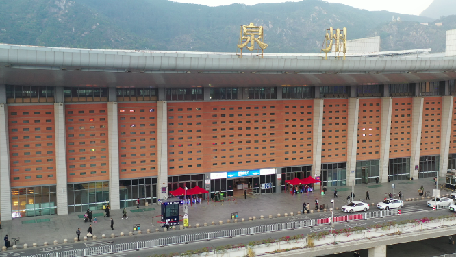 航拍福建泉州火车站进站口