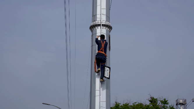 城市建筑工人修理电线
