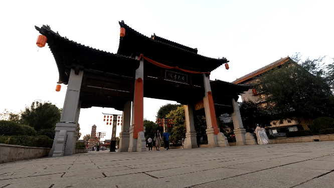 河南洛阳洛邑古城门前仰拍人流延时