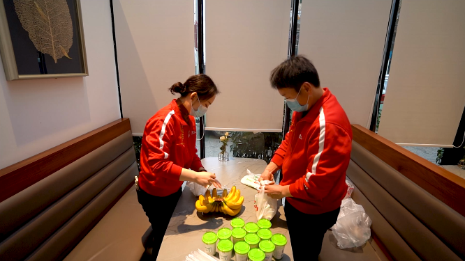 志愿者在后厨忙碌做饭