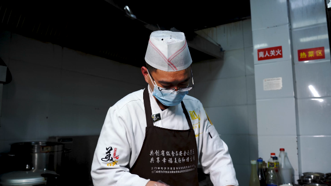 在后厨忙碌做饭劳作